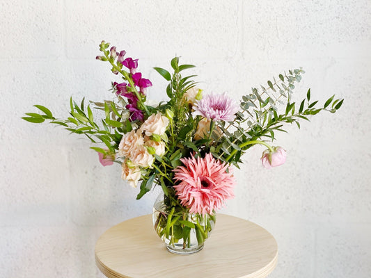 small seasonal fresh flower arrangement subscription